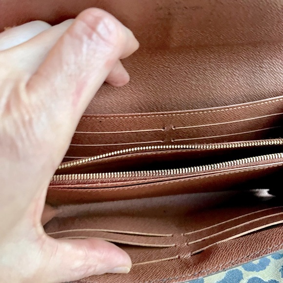Louis Vuitton Sara wallet in LV stores now converted to optional crossbody - Picture 7 of 12